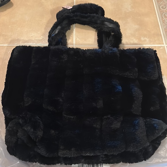 NWT Victoria’s Secret Furry Bag - Picture 4 of 8
